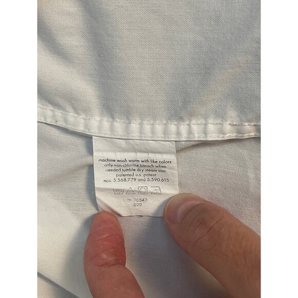 IZOD Men’s Solid Button Down Dress Shirt Color White Size Large 16.5 32/33 - Picture 4 of 8